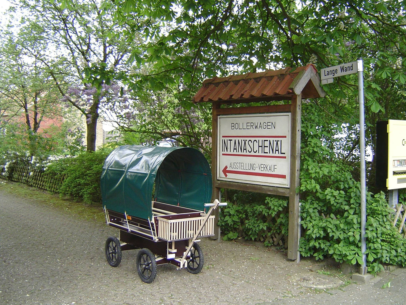 Robuster Bollerwagen mit blauem Verdeck – Perfekt für Familienausflüge