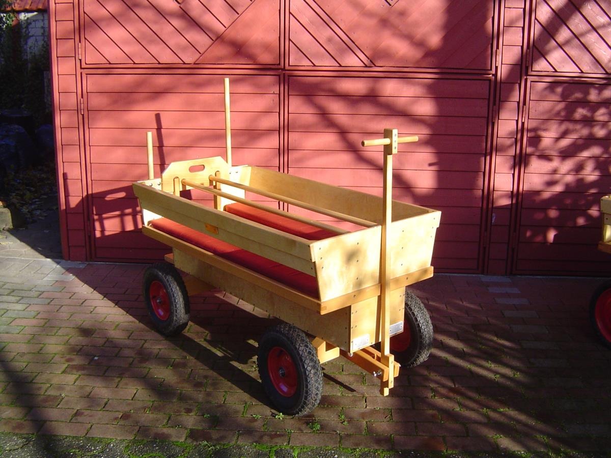 Handgefertigter Holzwagen mit roten Akzenten